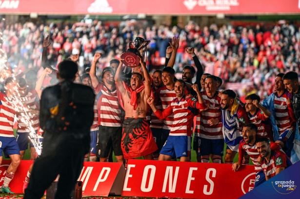 Uzuni levanta la copa de campeones de liga en `Los Cármenes` (JOSÉ M. BALDOMERO) Uzuni levanta la copa de campeones de liga en `Los Cármenes` (JOSÉ M. BALDOMERO)
