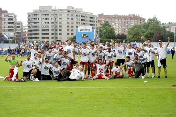 El filial celebra su ascenso (@GranadaCF)