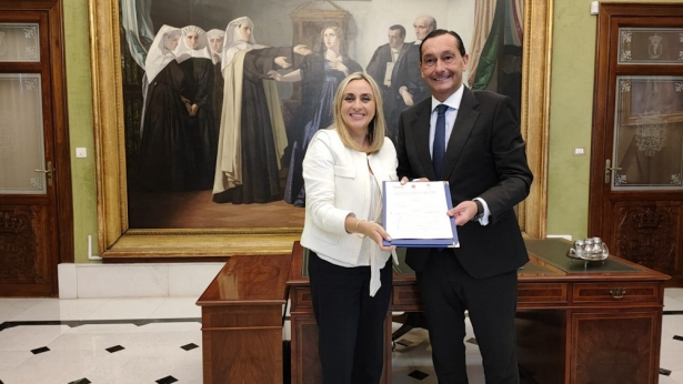 Marífrán Carazo y Alfredo García Amado con el convenio (AYUNTAMIENTO DE GRANADA) Marífrán Carazo y Alfredo García Amado con el convenio (AYUNTAMIENTO DE GRANADA)