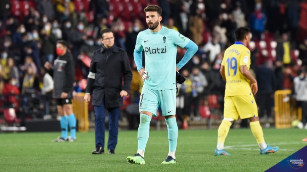 Luis Maximiano con la camiseta del Granada CF (JOSÉ M. BALDOMERO)