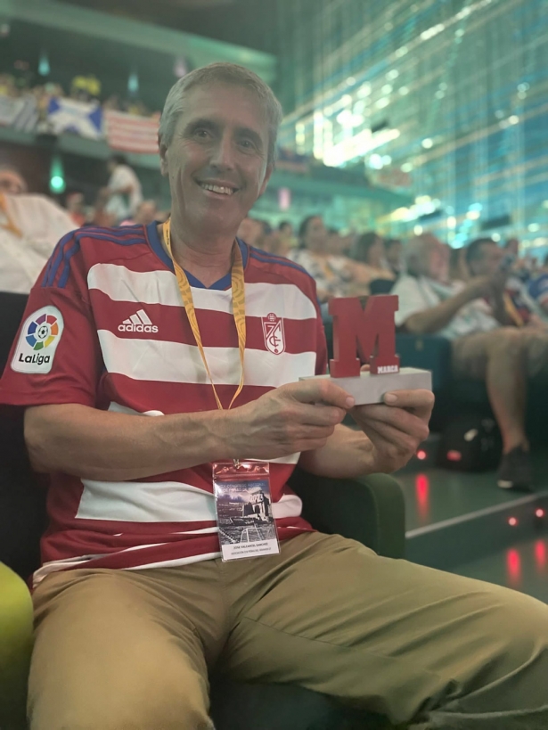 El presidente del G19, Pepe Valcarcel, con el galardón 