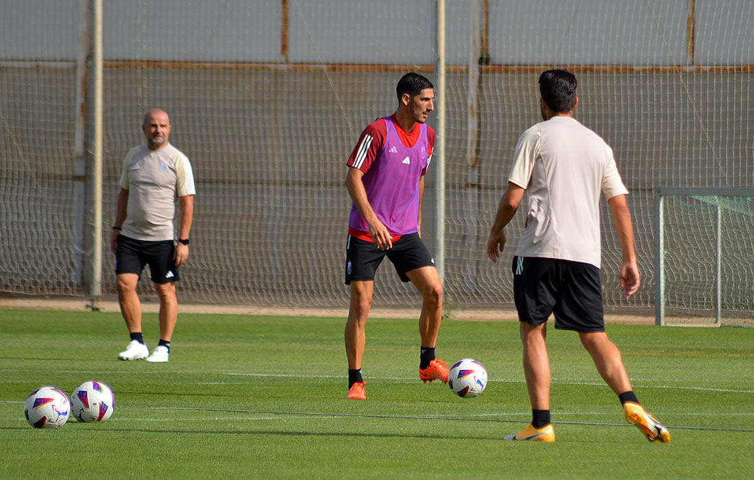 Bodiger, bajo la mirada de Paco Lopez, en el primer entrenamiento de pretemporada (J. PALMA)