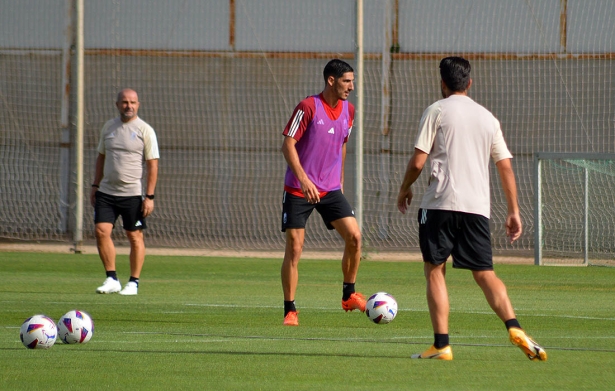 Bodiger, bajo la mirada de Paco Lopez, en el primer entrenamiento de pretemporada (J. PALMA) Bodiger, bajo la mirada de Paco Lopez, en el primer entrenamiento de pretemporada (J. PALMA)