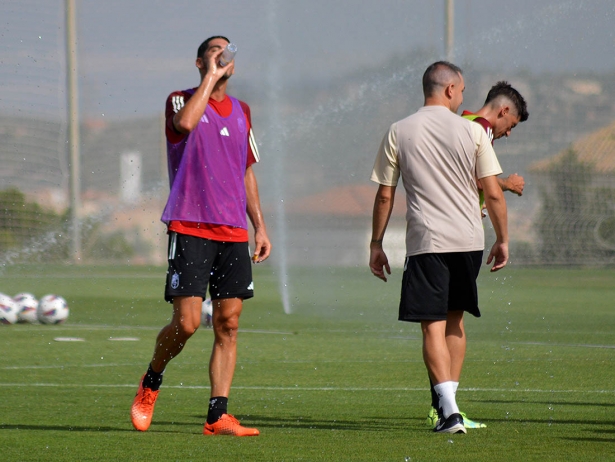 Bodiger bebe agua en un descanso del entrenamiento en la Ciudad Deportiva (J. PALMA)