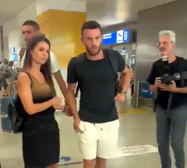 Quini a su llegada al aeropuerto griego (GAZZETA_GR) Quini a su llegada al aeropuerto griego (GAZZETA_GR)