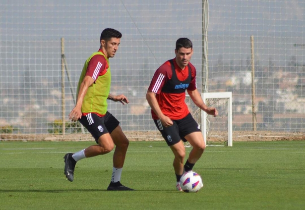 Sergio Ruiz con el balón en el primer entrenamiento de pretemporada del Granada CF (J. PALMA) Sergio Ruiz con el balón en el primer entrenamiento de pretemporada del Granada CF (J. PALMA)