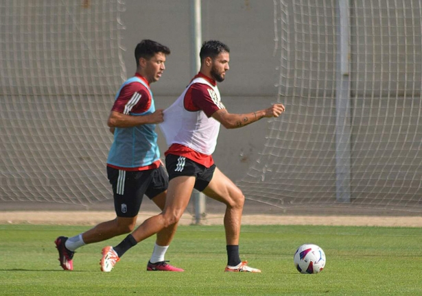 Antoñín en carrera junto a Meseger en el primer entrenamiento de pretemporada del Granada CF (J. PALMA)