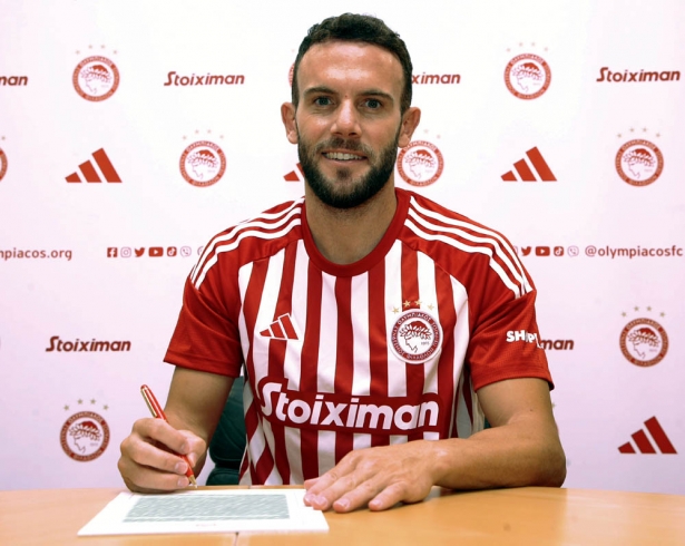 Quini firma su contrato con Olimpiakos (OLIMPIAKOS) Quini firma su contrato con Olimpiakos (OLIMPIAKOS)