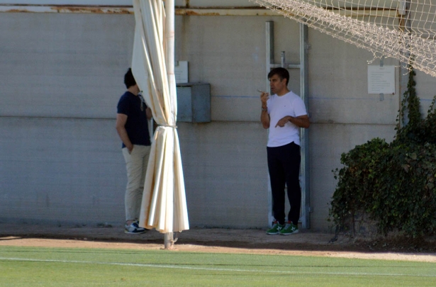Nico Rodríguez, director deportivo Granada CF, durante el entrenamiento (J. PALMA)
