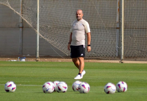 Paco López dirige el entrenamiento (JAVIER PALMA) Paco López dirige el entrenamiento (JAVIER PALMA)