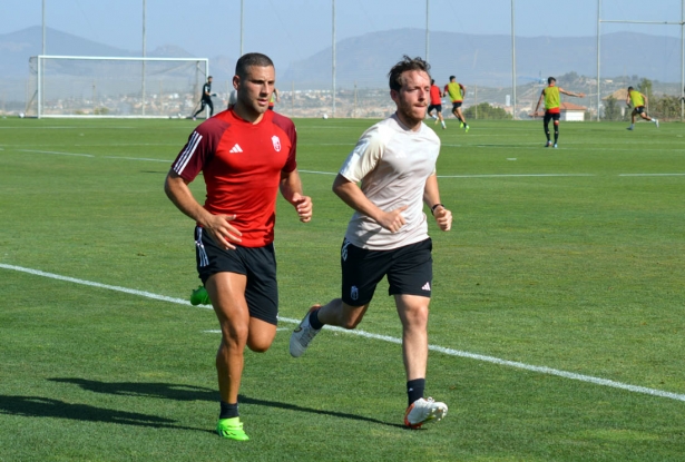 Shon Weissman se ha ejercitado al margen del grupp junto a un readaptador del equipo (J. PALMA)
