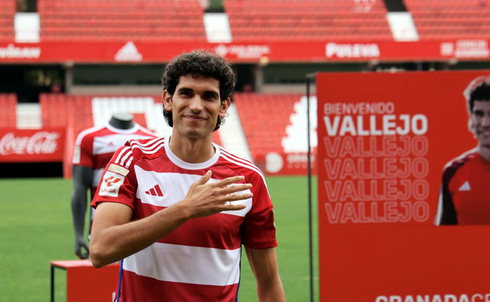 Jesús Vallejo en su presentación como jugador del Granada CF (JOSÉ ANDRÉS FERNÁNDEZ)