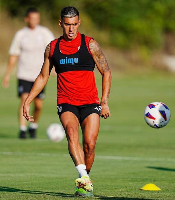 Nuevo look de Myrto Uzuni en la concentración de Montecastillo (GRANADA CF)