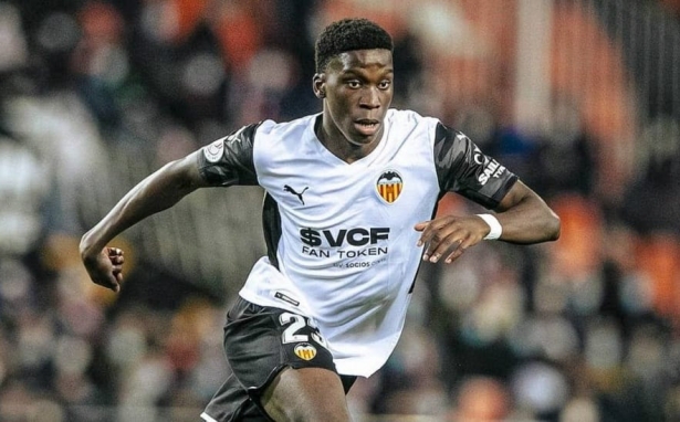 Ilaix Moriba con la camiseta del Valencia (VALENCIA CF)