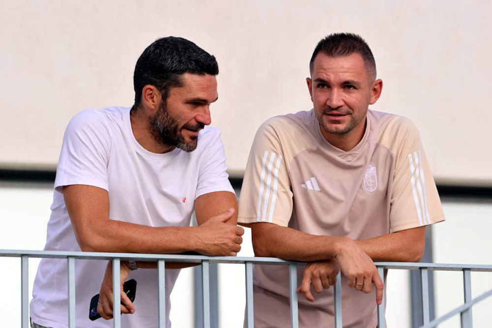 Jorge Molina junto a Antonio Hidalgo, utillero del cuerpo técnico, viendo un partido de pretemporada (JOSÉ ANDRÉS FERNÁNDEZ)
