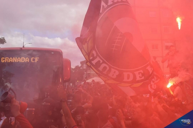 Recibimiento al autobús del Granada CF (JOSE M. BALDOMERO)