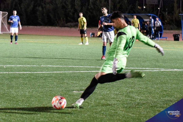 Rafa Romero durante un partido con el Cubillas (JOSÉ M. BALDOMERO)