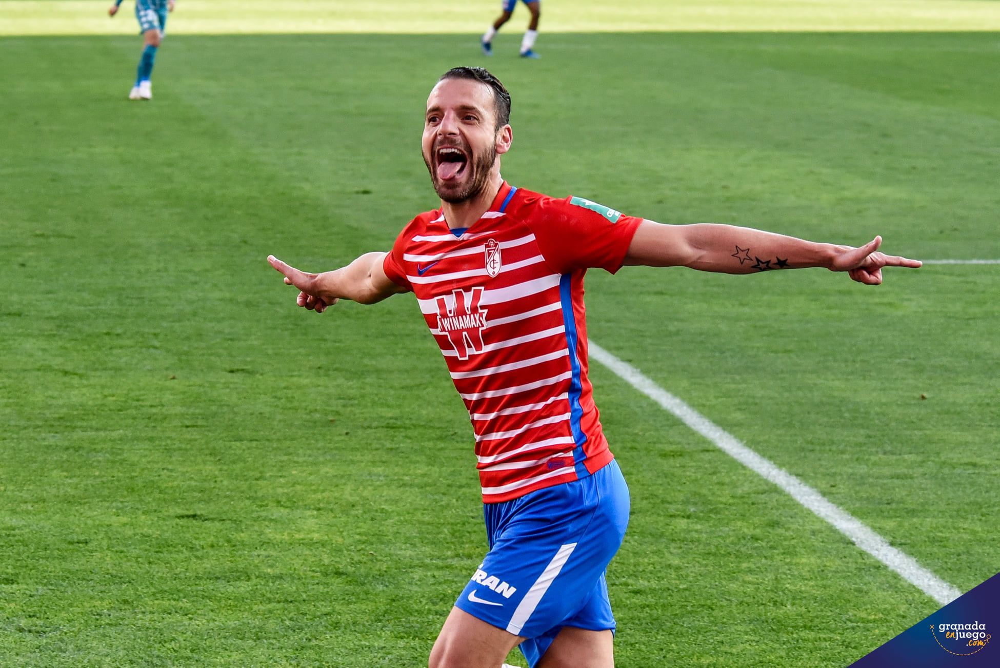 Soldado celebra un gol en su etapa como granadinista (JOSÉ M. BALDOMERO)
