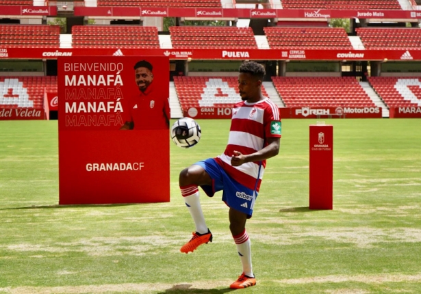 Wilson Manafá da toques al balón durante su presentación (JOSÉ VELASCO)
