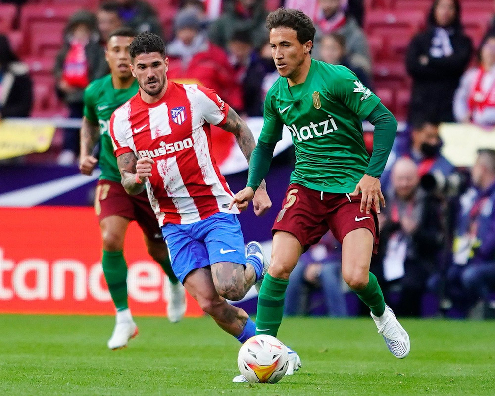Luis Milla en una jugada en la última visita del Granada CF al Atleti (GRANADA CF)