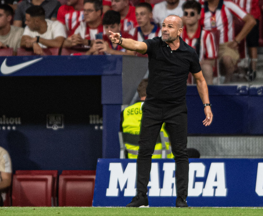 Paco López durante un momento del encuentro ante el Atlético de Madrid (LOF)