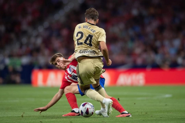 Gonzalo Villar encara a un jugador del Atlético de Madrid (LOF) Gonzalo Villar encara a un jugador del Atlético de Madrid (LOF)