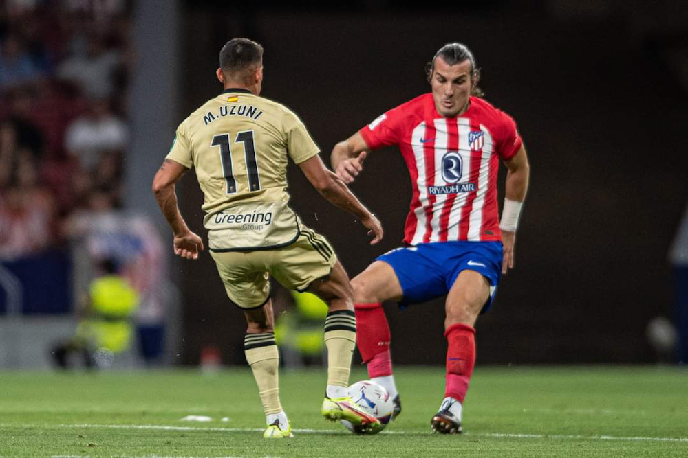 Uzuni pelea por el balón (LOF)