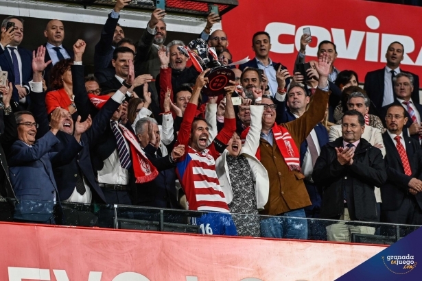 El último partido en Los Cármenes fue el del ascenso (BALDOMERO) El último partido en Los Cármenes fue el del ascenso (BALDOMERO)