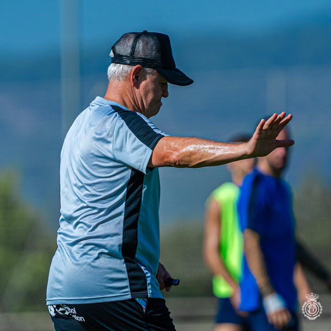 Javier Aguirre durante un entrenamiento del Mallorca (REAL MALLORCA)