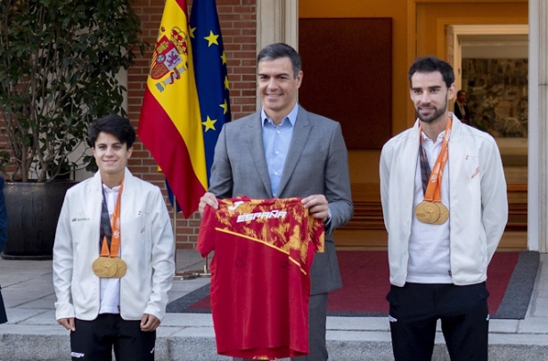 El presidente del Gobierno en funciones, Pedro Sánchez (c), posa junto a los atletas María Pérez y Álvaro Martín, dobles campeones del mundo de marcha (ALBERTO ORTEGA - EUROPA PRESS) El presidente del Gobierno en funciones, Pedro Sánchez (c), posa junto a los atletas María Pérez y Álvaro Martín, dobles campeones del mundo de marcha (ALBERTO ORTEGA - EUROPA PRESS)