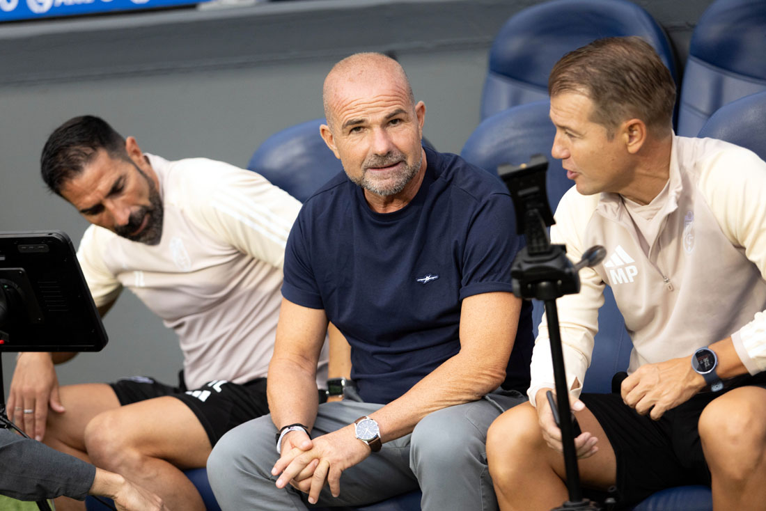 Paco López, entrenador del Granada CF, en el banquillo de su equipo en el `Reale Arena` (LOF)