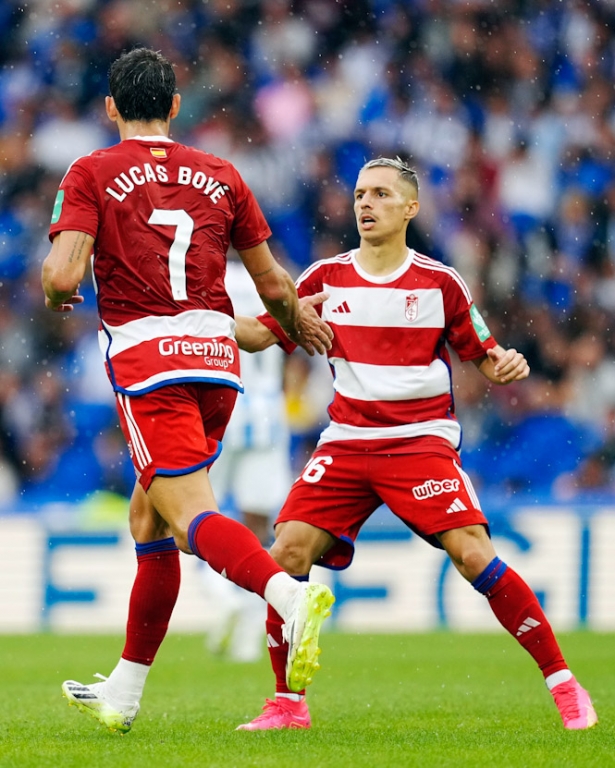 Lucas Boyé saluda a Bryan Zaragoza tras su gol (GRANADA CF)