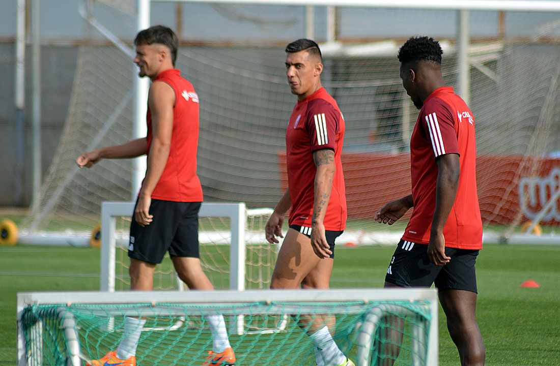 Uzuni en el entrenamiento de esta mañana en la Ciudad Deportiva del Granada CF (J. PALMA)
