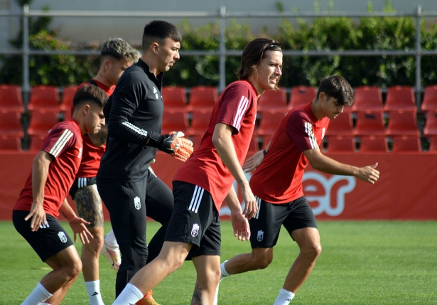 Álvaro Fernández, segundo por la derecha, en un momento de la sesión de entrenamiento de esta mañana (J. PALMA)