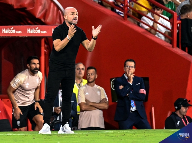 Paco López, entrenador del Granada CF, da instrucciones a sus jugadores durante el choque (JOSÉ M. BALDOMERO)
