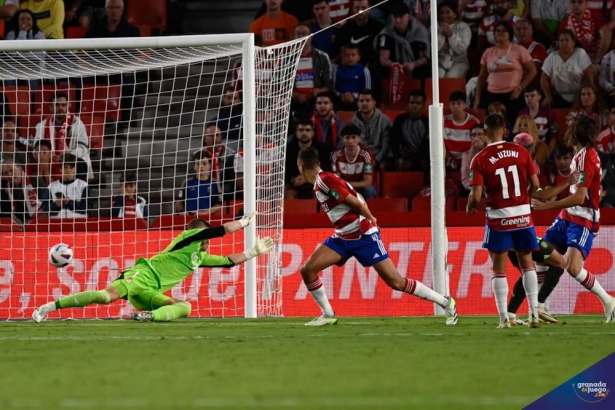 Gol encajado por el Granada ante el Girona (JOSÉ M. BALDOMERO) Gol encajado por el Granada ante el Girona (JOSÉ M. BALDOMERO)