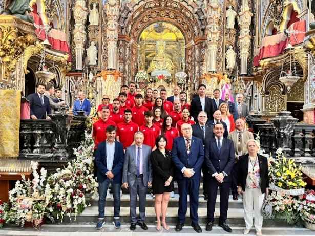Ofrenda floral del Granada CF a la Virgen de las Angustias (JOSÉ VELASCO) Ofrenda floral del Granada CF a la Virgen de las Angustias (JOSÉ VELASCO)