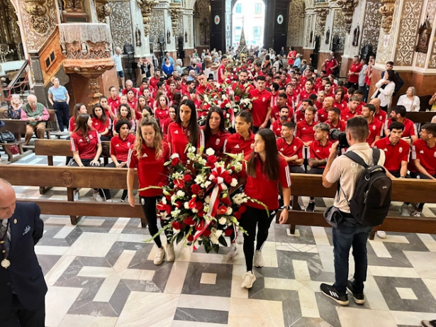Ofrenda floral del Granada CF a la Virgen de las Angustias (JOSÉ VELASCO)