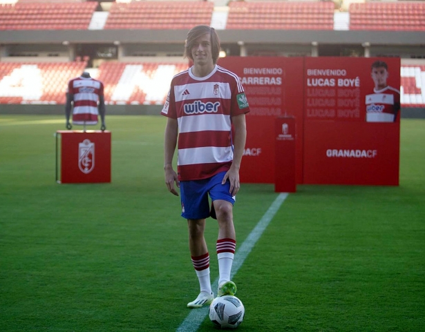 Álvaro Fernández posa con la camiseta del Granada CF en su presentación oficial (JOSÉ VELASCO)
