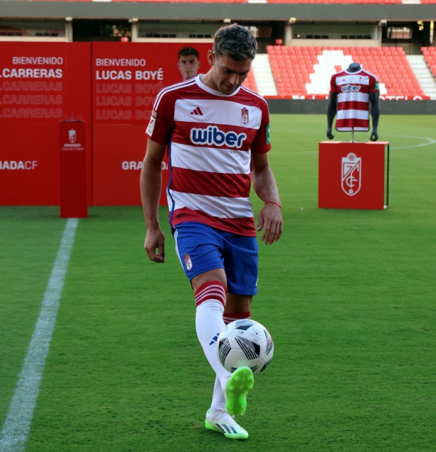 Lucas Boyé tocando el balón con la camiseta del Granada CF (JOSÉ ANDRÉS FERNÁNDEZ)