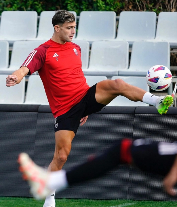 Lucas Boyé durante el entrenamiento (GRANADA CF) Lucas Boyé durante el entrenamiento (GRANADA CF)