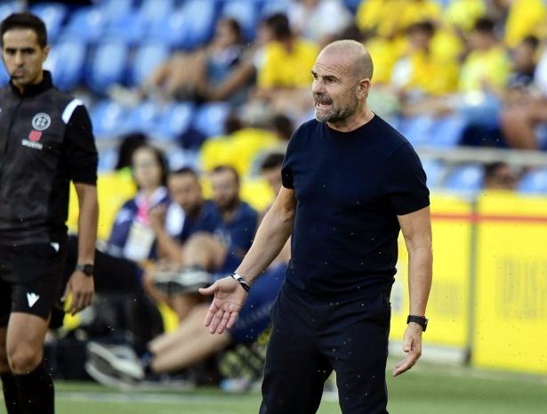 Paco López, entrenador del Granada CF, en un momento del partido ante la UD Las Palmas (LOF) Paco López, entrenador del Granada CF, en un momento del partido ante la UD Las Palmas (LOF)