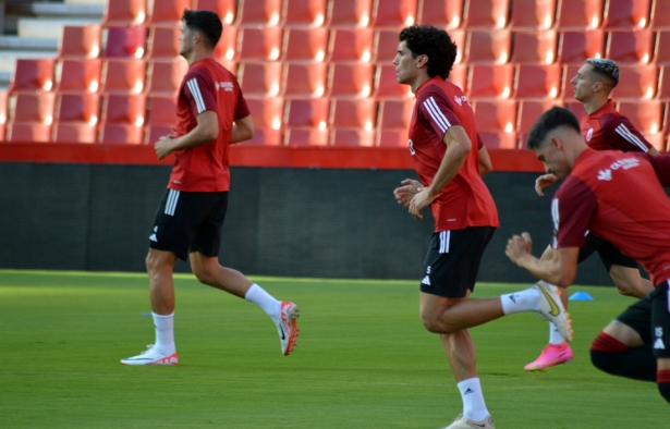 Jesús Vallejo, en primer plano, y Miguel Rubio entrenaron con el grupo (J. PALMA) Jesús Vallejo, en primer plano, y Miguel Rubio entrenaron con el grupo (J. PALMA)