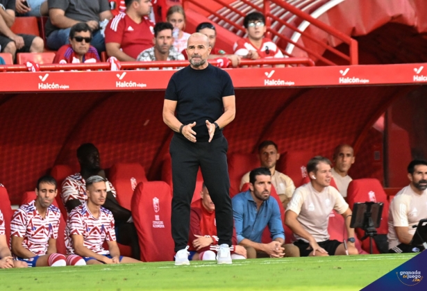 Paco López, entrenador del Granada CF, en un momento del partido ante el Betis (JOSÉ M. BALDOMERO) Paco López, entrenador del Granada CF, en un momento del partido ante el Betis (JOSÉ M. BALDOMERO)