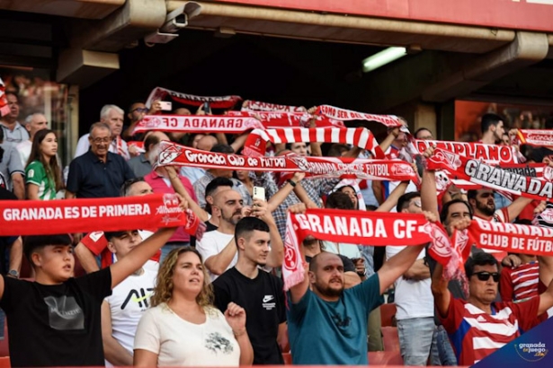 Afición del Granada CF (JOSÉ M. BALDOMERO) Afición del Granada CF (JOSÉ M. BALDOMERO)