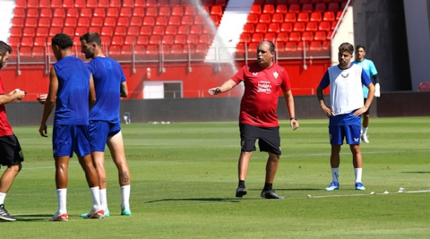 Alberto Lasarte dirige el entrenamiento de la UD Almería (UD ALMERÍA) Alberto Lasarte dirige el entrenamiento de la UD Almería (UD ALMERÍA)
