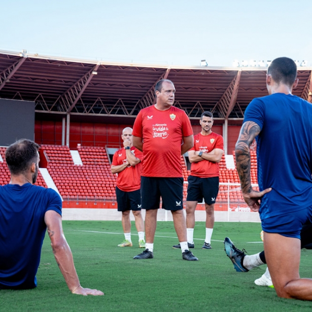 Alberto Lasarte dirige el entrenamiento (UD ALMERÍA) Alberto Lasarte dirige el entrenamiento (UD ALMERÍA)