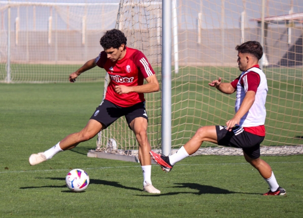 Vallejo en una jugada con Melendo en el entrenamiento de esta mañana (CRISTIAN FERNÁNDEZ)