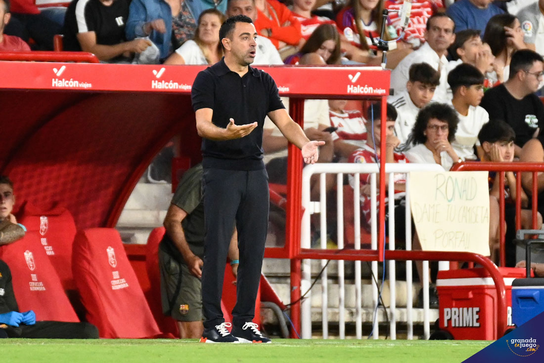Xavi Hernández, entrenador del FC Barcelona, protesta una acción del partido (JOSÉ M. BALDOMERO)