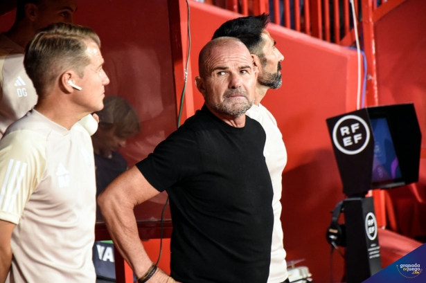 Paco López, entrenador del Granada CF, junto al banquillo antes de comenzar el encuentro (JOSÉ M. BALDOMERO)